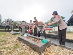 Peringati Hari Bhayangkara ke-79, Polda Sultra Ziarah di TMP Watubangga