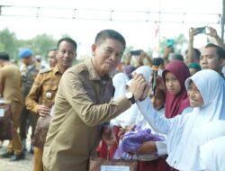 Bupati Irham Kalenggo Salurkan Ribuan Seragam Sekolah SD-SMP di Tujuh Kecamatan