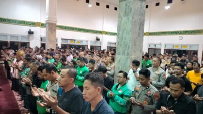 Kapolda Sultra dan Pengemudi Ojol Sholat Gaib Bersama untuk Almarhum Affan Kurniawan