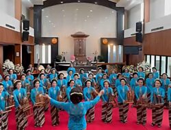 Nenek 83 Tahun Berkompetisi di Pasanggiri Angklung AHM