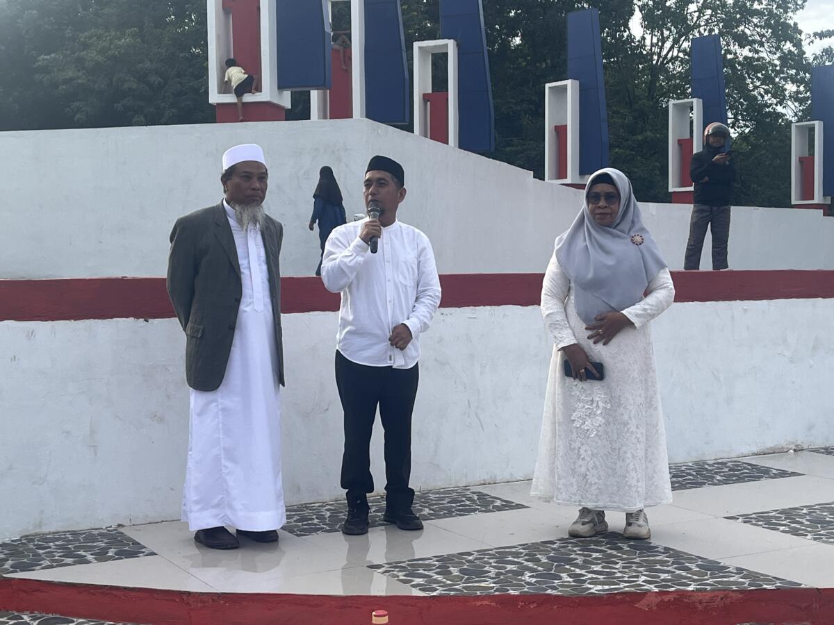 Sekcam Kambu, Abdi Prawira di dampingi ketua yayasan Al-Fath Kendar dan Perwakilan Departemen Agama Kota Kendari saat melepas peserta Kirab Ramadhan di Bundaran Kantor Gubernur Sulawesi Tenggara