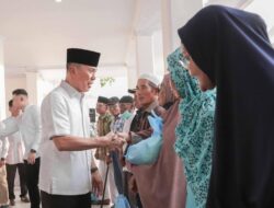 Gubernur Sultra Bagikan 500 Sembako untuk Lansia