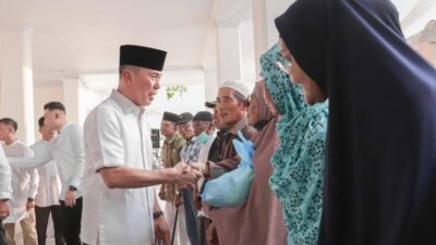 Gubernur Sultra Bagikan 500 Sembako untuk Lansia