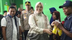 Bulog dan Pemkot Kendari Salurkan Bantuan Pangan di Bungkutoko