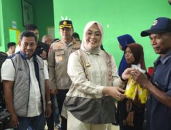 Bulog dan Pemkot Kendari Salurkan Bantuan Pangan di Bungkutoko
