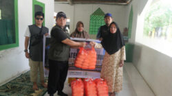 Lazis Muadz Salurkan Paket Makanan untuk Korban Banjir Kendari