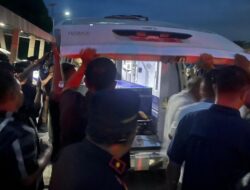Jenazah Sri Yastin Asrun Tiba di Kendari, Disambut Haru Keluarga di Bandara Halu Oleo
