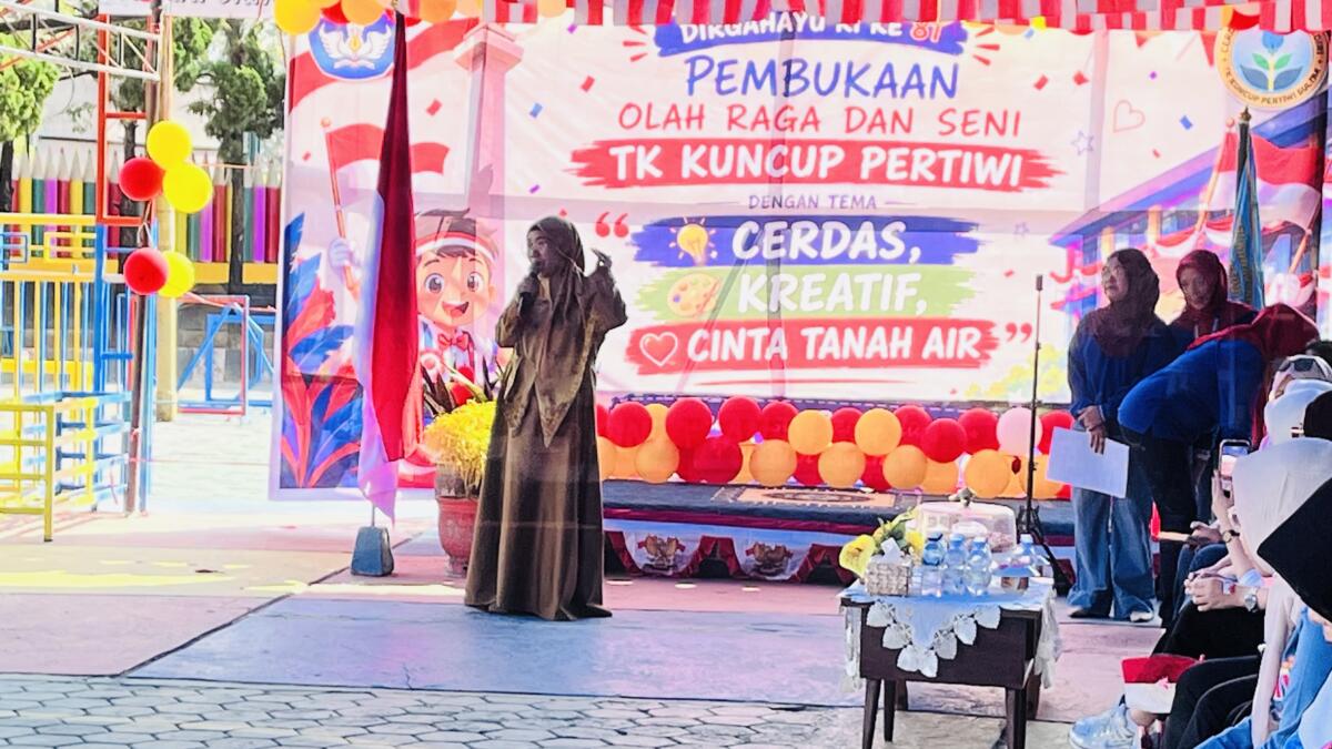 Dewan Pengawas TK Kuncup Pertiwi, Ibu Harimurti saat membuka kegiata